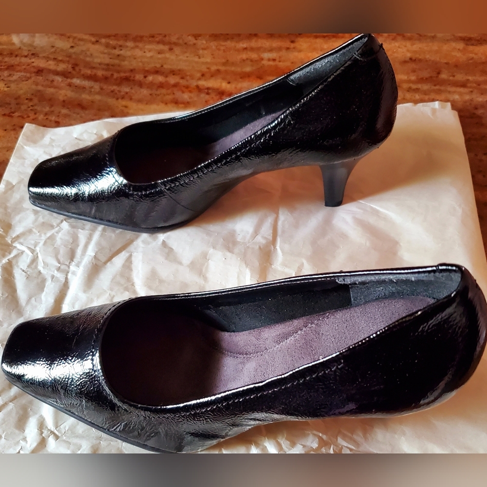 Aerosoles Classic Black Patent Leather Pumps - Women - Picture 4 of 6